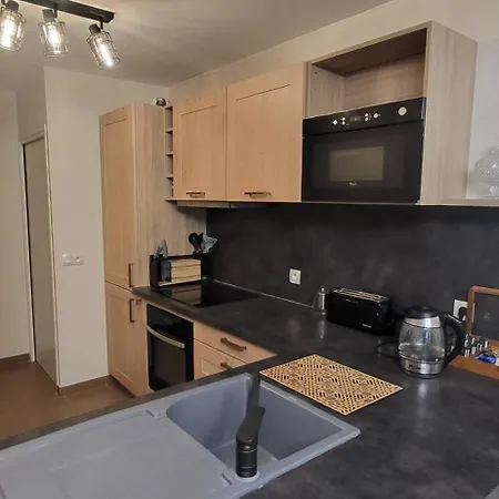 Standing Apartment *